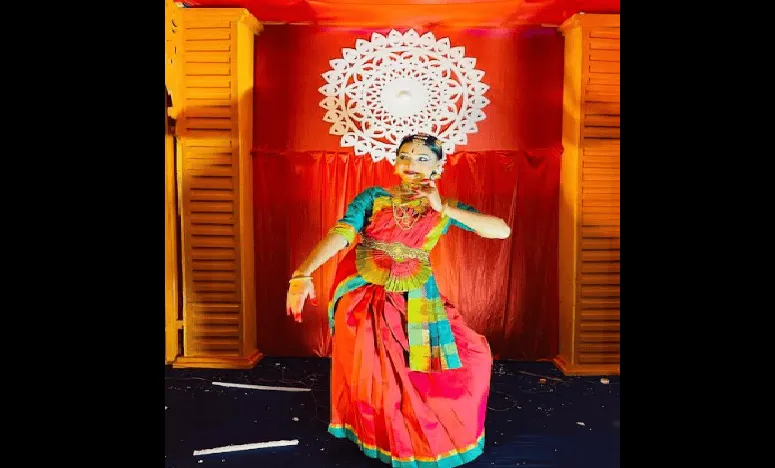 শিক্ষার্থীরা সরস্বতী পূজায় বিদ্যা দেবীর আরাধনা করছে. Channel i News - চ্যানেল আই নিউজ