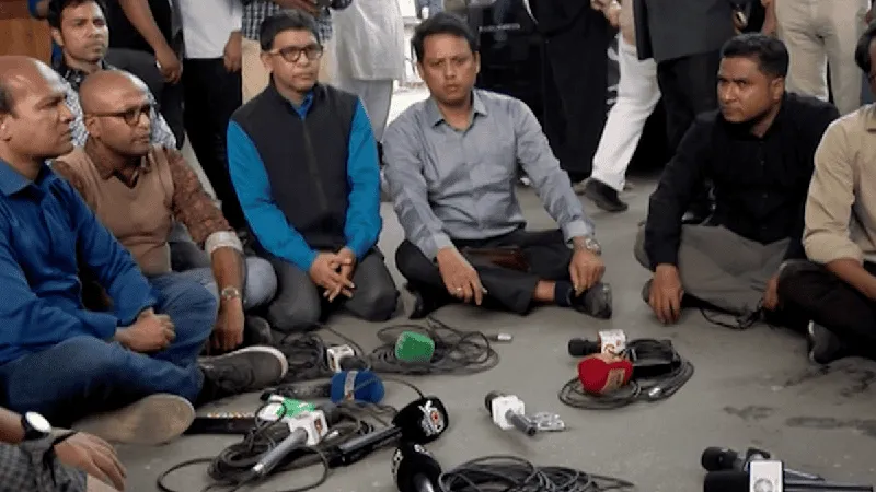 সাংবাদিকের ওপর হামলার প্রতিবাদে মানববন্ধনে অংশগ্রহণকারীরা. Channel i News - চ্যানেল আই নিউজ