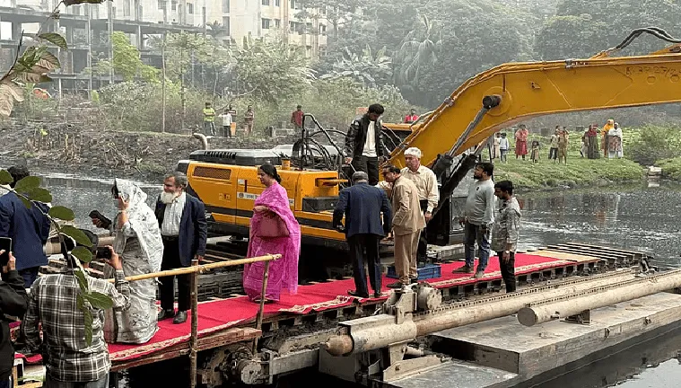 খাল সংস্কারকাজের উদ্বোধনে লালগালিচায় তিন উপদেষ্টা, কর্মকর্তারা উপস্থিত. Channel i News - চ্যানেল আই নিউজ