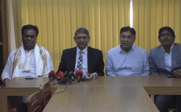 নেতারা সংবাদ সম্মেলনে বসে গুরুত্বপূর্ণ বিষয়ে আলোচনা করছেন. Channel i News - চ্যানেল আই নিউজ