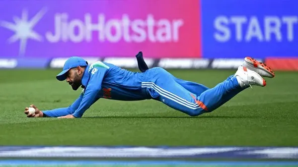 কোহলি ক্যাচের রেকর্ডের সময় মাঠে পড়ে থাকছেন।. Channel i News - চ্যানেল আই নিউজ