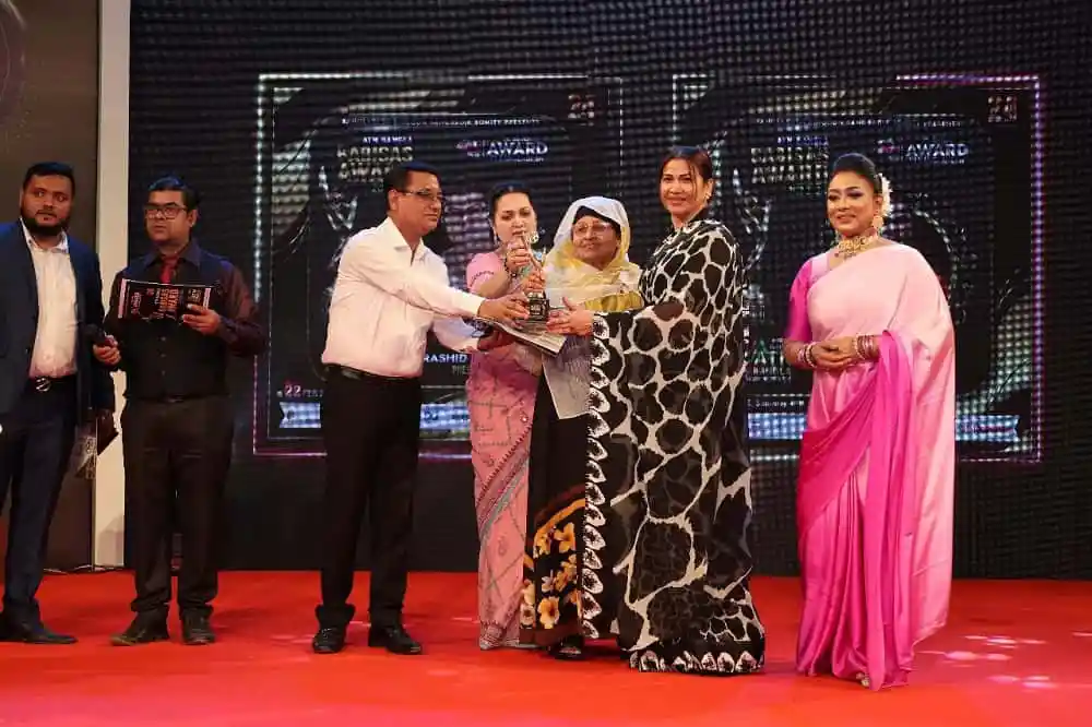 নাজনিন হাসান খান সেরা পরিচালক পুরস্কার গ্রহণের সময় উপস্থিত অতিথিদের সাথে. Channel i News - চ্যানেল আই নিউজ