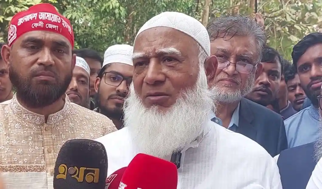 নেতাদের সমাবেশে এক নেতা বক্তৃতা দিচ্ছেন, বিভিন্ন নেতা ও সাংবাদিক উপস্থিত. Channel i News - চ্যানেল আই নিউজ