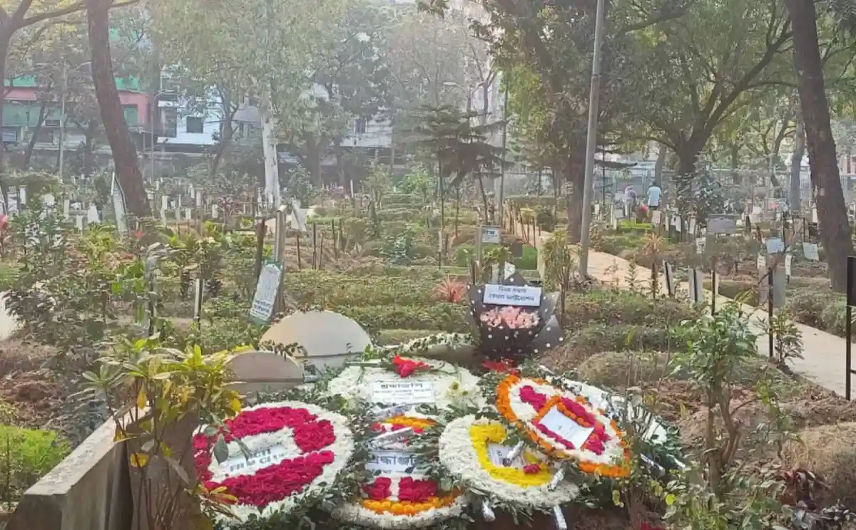 শ্রদ্ধাঞ্জলি অর্পণ করা ফুলের মালা ও পতাকা দিয়ে সজ্জিত মায়ের কবরে।. Channel i News - চ্যানেল আই নিউজ