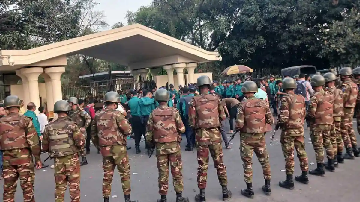 সেনা সদস্যরা গেটের সামনে অবস্থান করছে, নিরাপত্তা ব্যবস্থা জোরদার. Channel i News - চ্যানেল আই নিউজ