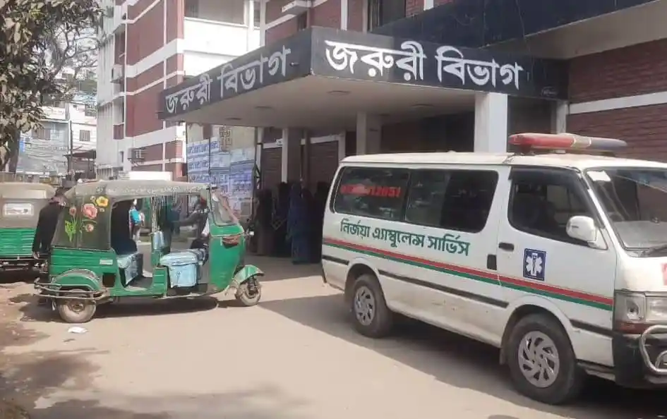 জরুরি বিভাগের সামনে অ্যাম্বুলেন্স ও অটোরিকশা পার্কিং. Channel i News - চ্যানেল আই নিউজ