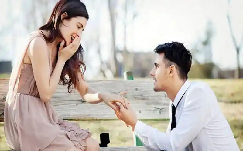 প্রেমের প্রস্তাব দিচ্ছেন একজন যুবক, উত্তেজিত তরুণী হাসছেন. Channel i News - চ্যানেল আই নিউজ