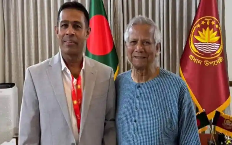 প্রধান উপদেষ্টার বিশেষ সহকারী মনির হায়দার ও একজন ব্যক্তি ছবি. Channel i News - চ্যানেল আই নিউজ