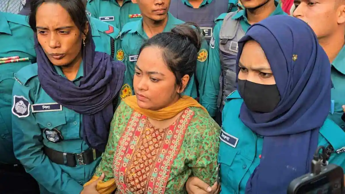 নিষিদ্ধ ছাত্রলীগ নেত্রীকে সনদ তুলতে আসার সময় আটক করা হয়. Channel i News - চ্যানেল আই নিউজ