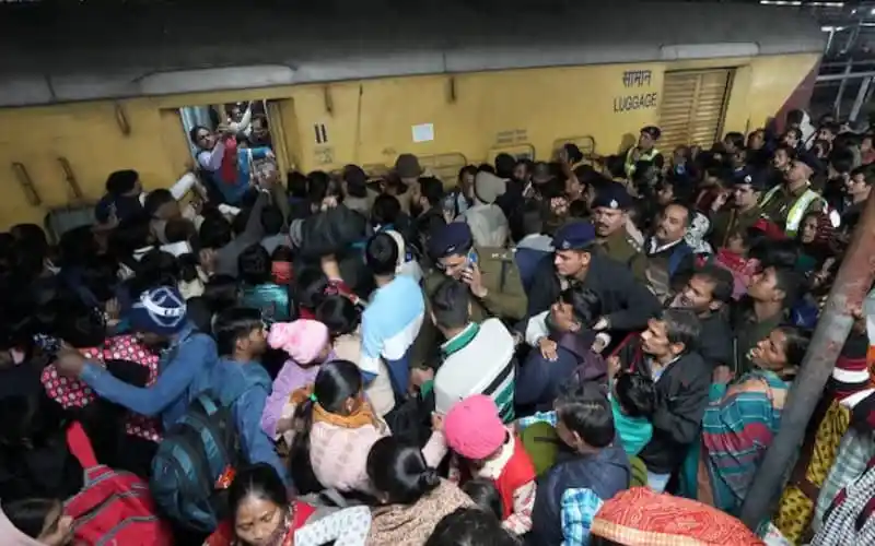 ভারতের দিল্লির রেল স্টেশনে ভিড়ের মধ্যে পদদলিত হয়ে নিহত ১৮. Channel i News - চ্যানেল আই নিউজ