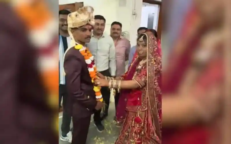 নবদম্পতি বিবাহের সময় একে অপরের হাতে মালা পরাচ্ছেন. Channel i News - চ্যানেল আই নিউজ