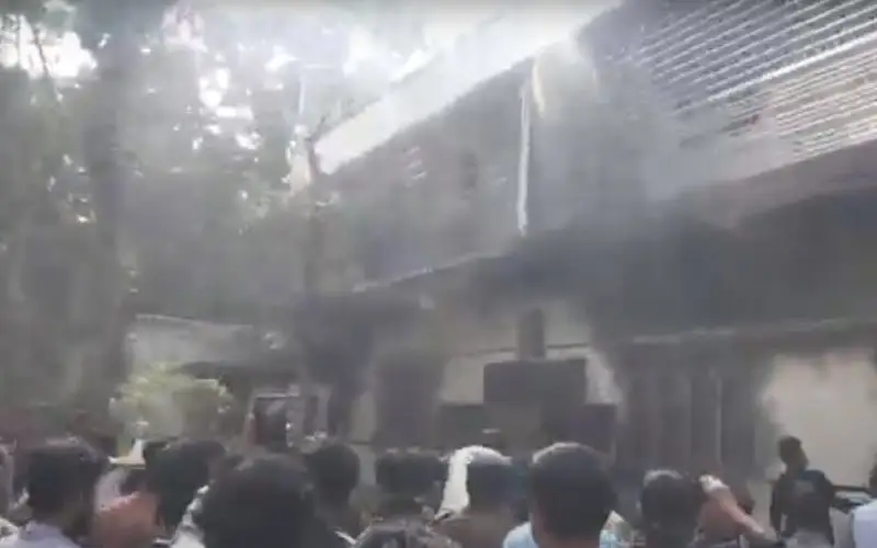 ওবায়দুল কাদেরের বাড়ি ভাঙচুরের ছবি, ক্ষতিগ্রস্ত এলাকা ও লোকজন. Channel i News - চ্যানেল আই নিউজ