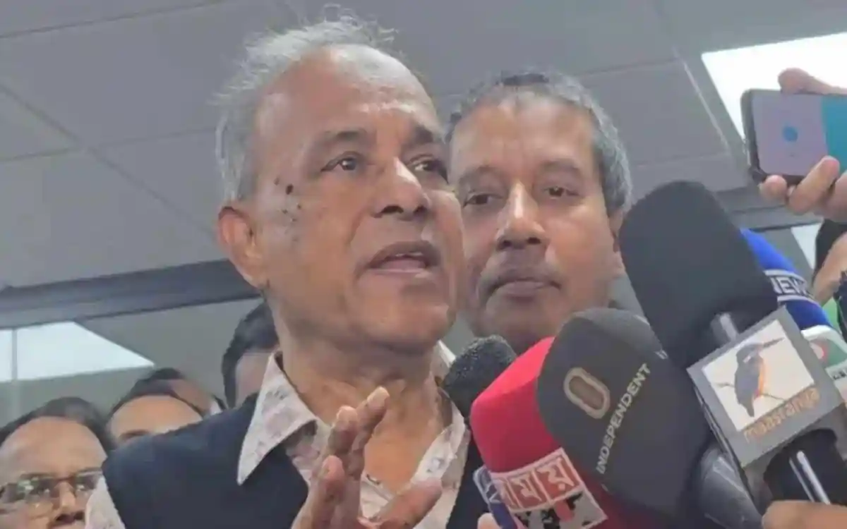 স্বরাষ্ট্র উপদেষ্টা সংবাদ সম্মেলনে বক্তব্য দিচ্ছেন, মিডিয়া উপস্থিত. Channel i News - চ্যানেল আই নিউজ