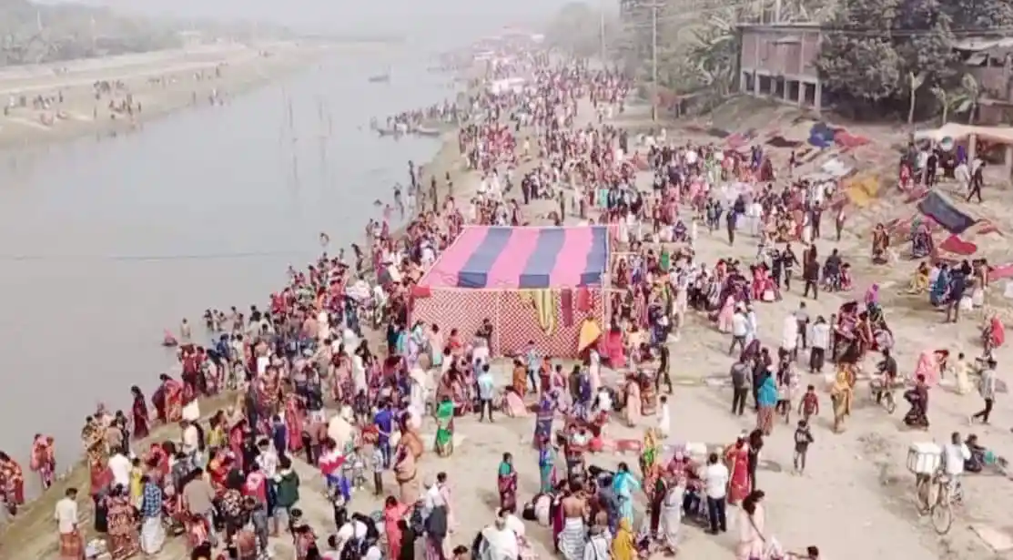 চাঁপাইনবাবগঞ্জে মাঘী বান্নী গঙ্গাস্নান উৎসবের দৃশ্য. Channel i News - চ্যানেল আই নিউজ