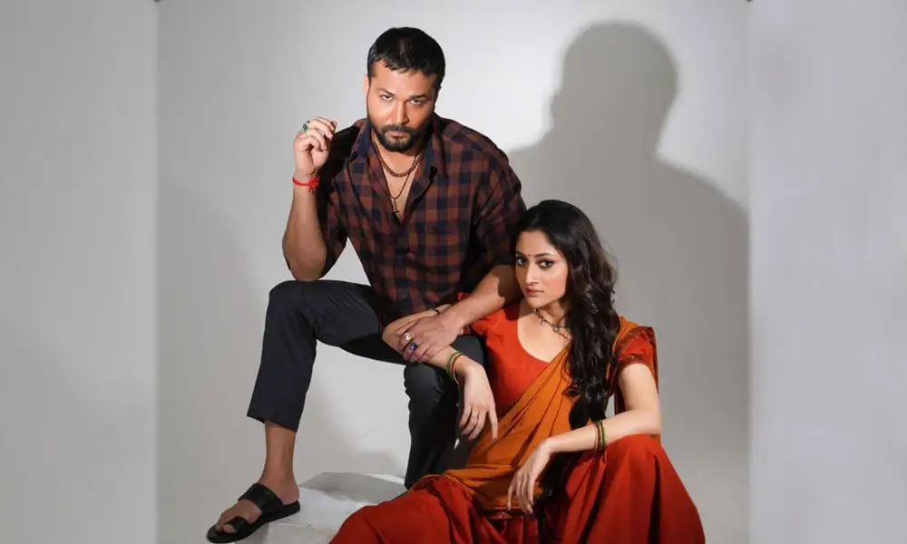 দুটি অভিনেত্রী একসঙ্গে ছবি, একজন বসে অন্যজন দাঁড়িয়ে. Channel i News - চ্যানেল আই নিউজ