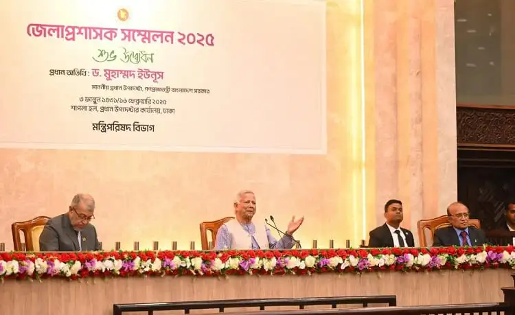 জেলা প্রশাসক সম্মেলনের প্রথম দিনে আলোচনা চলছে, বক্তা বক্তব্য দিচ্ছেন. Channel i News - চ্যানেল আই নিউজ