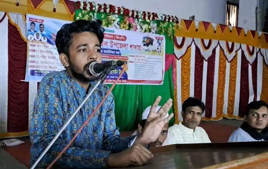 শাকিল উজ্জামান বক্তৃতা দিচ্ছেন, পেছনে অনুষ্ঠানস্থলের দৃশ্য. Channel i News - চ্যানেল আই নিউজ
