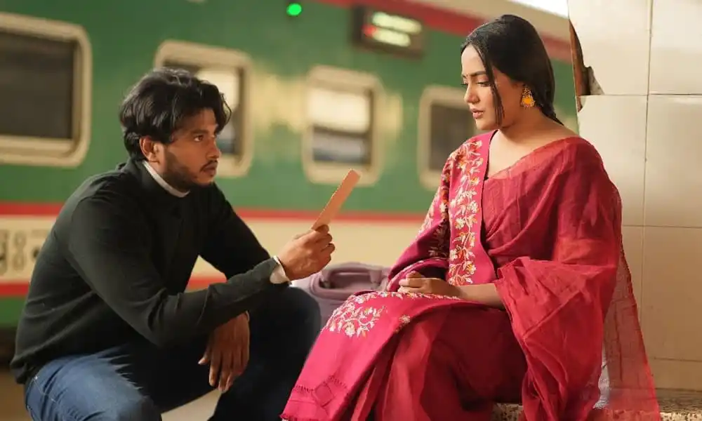 একজন যুবক প্রেমের প্রস্তাব দিচ্ছেন একজন তরুণীকে. Channel i News - চ্যানেল আই নিউজ