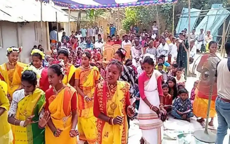 সাঁওতাল ভাষা ও বর্ণমালা শেখার জন্য শিশু ও তরুণরা অংশগ্রহণ করছে. Channel i News - চ্যানেল আই নিউজ