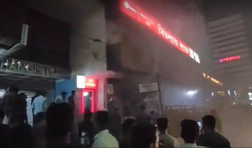 একুশে টিভি ভবনে আগুন লেগে ধোঁয়া ও ক্ষতি দেখা যাচ্ছে. Channel i News - চ্যানেল আই নিউজ