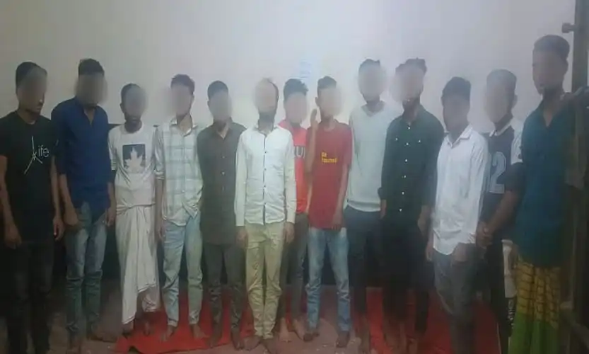 কামরাঙ্গীরচরে ১৩ ছিনতাইকারী গ্রেপ্তার, গ্রেপ্তারকৃতদের ছবি. Channel i News - চ্যানেল আই নিউজ