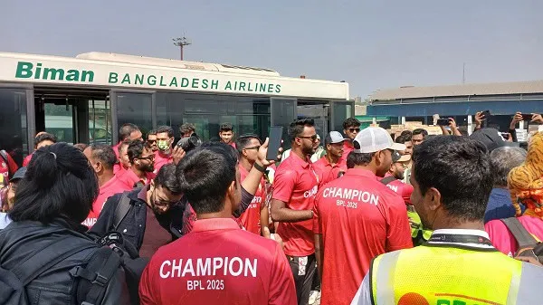 তামিম ও বাংলাদেশ ক্রিকেট দল বরিশালে আকাশপথে পৌঁছেছেন. Channel i News - চ্যানেল আই নিউজ