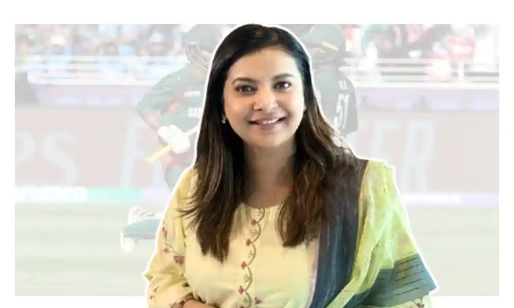 ফারিয়া ক্রিকেট ম্যাচে অংশগ্রহণরত একজন নারী খেলোয়াড়ের পাশে দাঁড়িয়ে হাসছেন. Channel i News - চ্যানেল আই নিউজ
