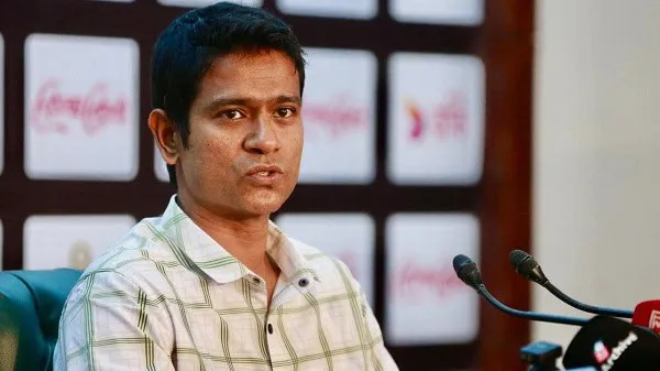 নির্বাচক হান্নান সরকার সংবাদ সম্মেলনে বক্তব্য দিচ্ছেন. Channel i News - চ্যানেল আই নিউজ