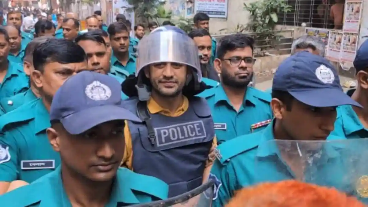 বাংলাদেশ পুলিশ সদস্যরা জনসমাগমে নিরাপত্তা প্রদান করছে. Channel i News - চ্যানেল আই নিউজ