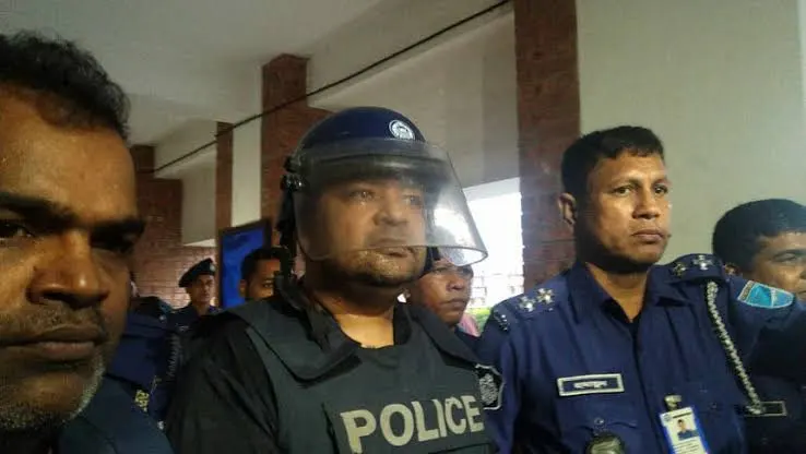 বাংলাদেশ পুলিশ সদস্যরা রিমান্ডে থাকা ব্যক্তিদের সঙ্গে অবস্থান করছেন. Channel i News - চ্যানেল আই নিউজ