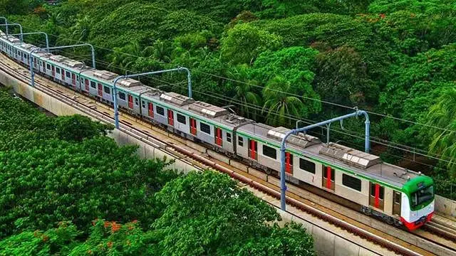 সবুজ প্রকৃতির মাঝে চলন্ত মেট্রোরেল ট্রেন. Channel i News - চ্যানেল আই নিউজ