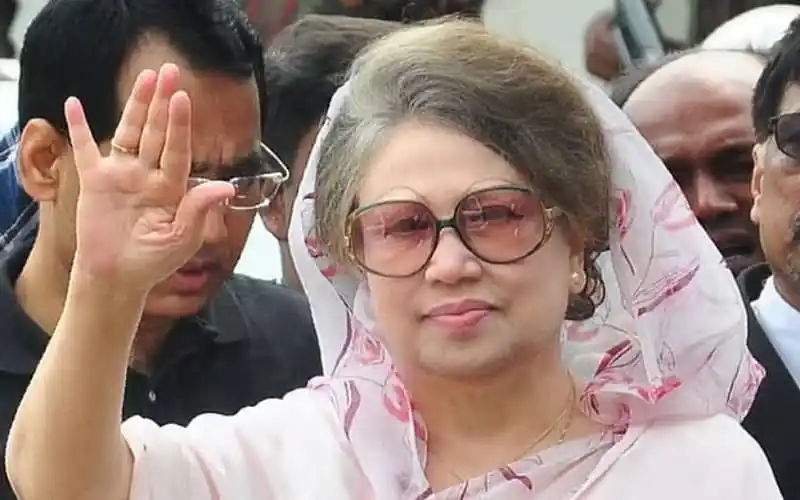 খালেদা জিয়া আদালত থেকে বের হয়ে শুভেচ্ছা জানাচ্ছেন. Channel i News - চ্যানেল আই নিউজ