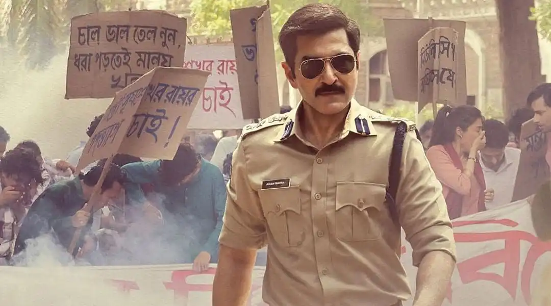 বাংলাদেশে পুলিশের একজন কর্মকর্তা প্রতিবাদকারীদের সঙ্গে মিছিলের দৃশ্য।. Channel i News - চ্যানেল আই নিউজ