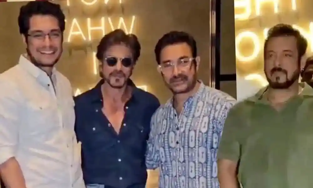 বলিউড তারকারা একসঙ্গে ছবি, হাসি ও বন্ধুত্বের মুহূর্ত. Channel i News - চ্যানেল আই নিউজ