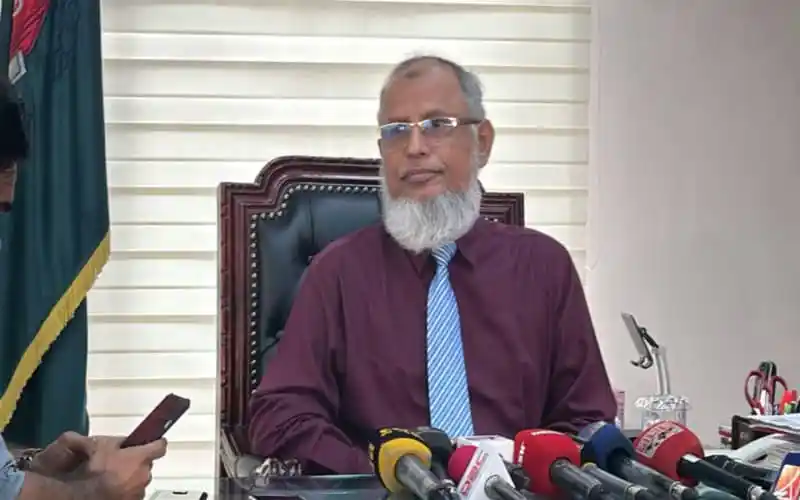 নির্বাচন কমিশনারের সঙ্গে সাক্ষাৎকারের সময় ছবি. Channel i News - চ্যানেল আই নিউজ