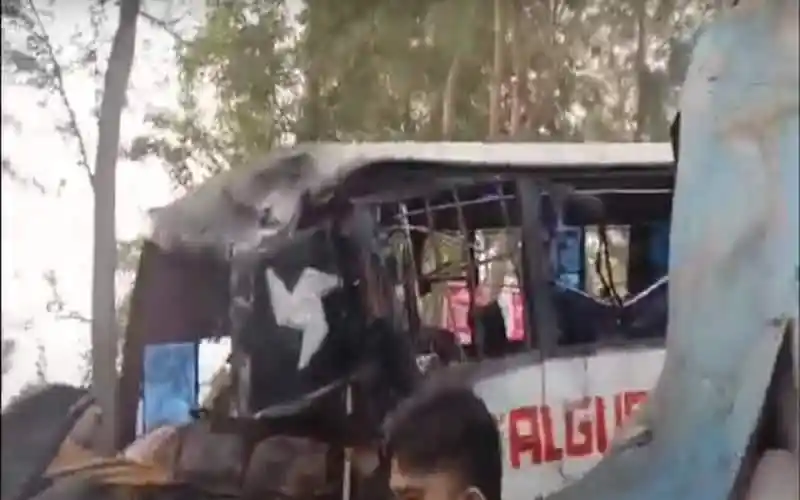 গোপালগঞ্জে বাস ও কাভার্ডভ্যানের মুখোমুখি সংঘর্ষের ছবি. Channel i News - চ্যানেল আই নিউজ