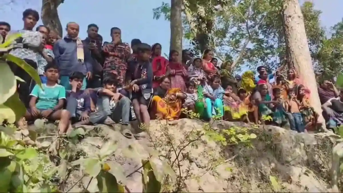 জনসমাগমের মধ্যে অনেক শিশু ও নারী উপস্থিত, প্রকৃতি পরিবেশে ছবি।. Channel i News - চ্যানেল আই নিউজ