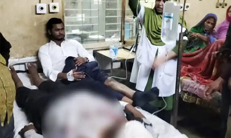 লক্ষ্মীপুরে দুই সাংবাদিককে গুলি করার দৃশ্য, আহত অবস্থায় হাসপাতালে. Channel i News - চ্যানেল আই নিউজ