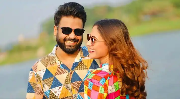 খুশি দম্পতি হাসিমুখে ছবি তুলছেন, সুন্দর প্রাকৃতিক পরিবেশে. Channel i News - চ্যানেল আই নিউজ