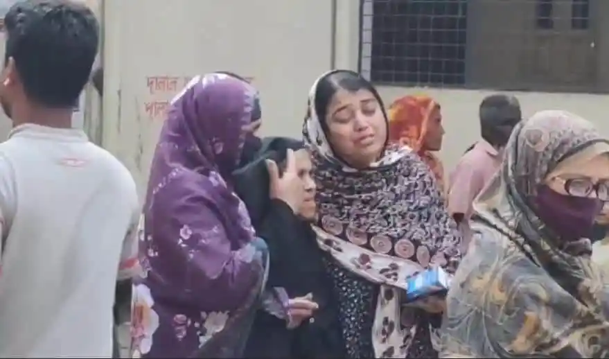 উপজেলা চেয়ারম্যানের বাড়িতে হামলার ঘটনায় শোকপ্রকাশ করছেন নারী ও পুরুষরা. Channel i News - চ্যানেল আই নিউজ