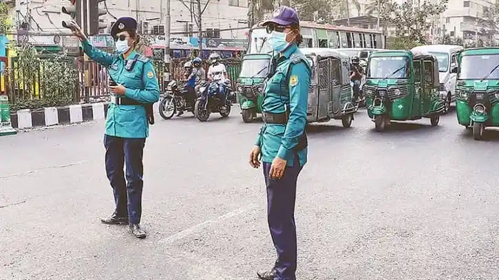 ট্রাফিক সার্জেন্টরা রাস্তার ট্রাফিক নিয়ন্ত্রণ করছে. Channel i News - চ্যানেল আই নিউজ