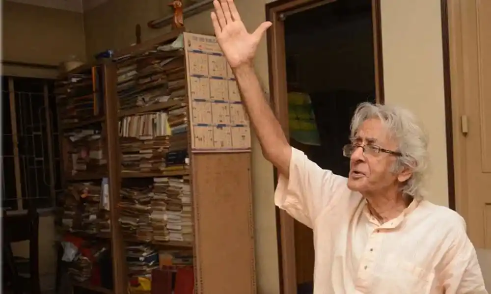 প্রখ্যাত ব্যক্তির সাক্ষাৎকারের দৃশ্য, তিনি হাত তুলে কথা বলছেন. Channel i News - চ্যানেল আই নিউজ