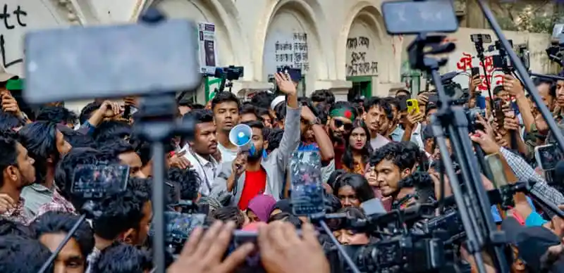 ঢাবি শিক্ষার্থীদের শান্তিপূর্ণ প্রতিবাদ ও মানববন্ধন. Channel i News - চ্যানেল আই নিউজ