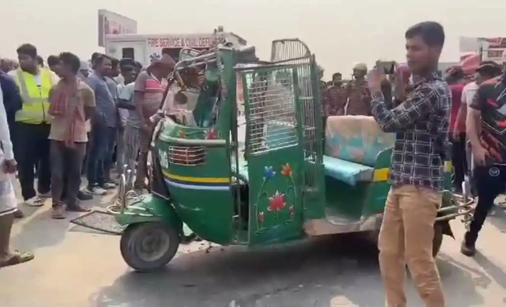 জনসমাগমে ভরপুর ট্রাফিক সিএনজি অটোরিকশা ও মানুষ. Channel i News - চ্যানেল আই নিউজ