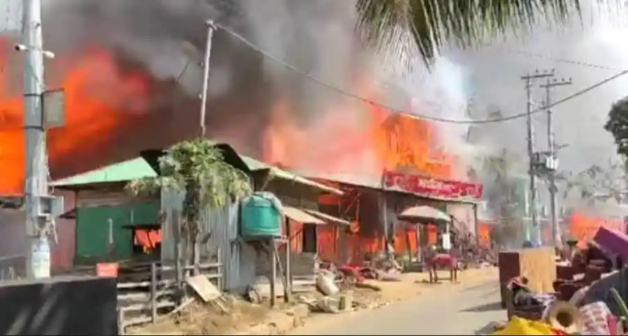 সাজেক ভ্যালিতে রিসোর্টে ভয়াবহ অগ্নিকাণ্ড, ধোঁয়া ও আগুন ছড়িয়ে পড়ছে. Channel i News - চ্যানেল আই নিউজ