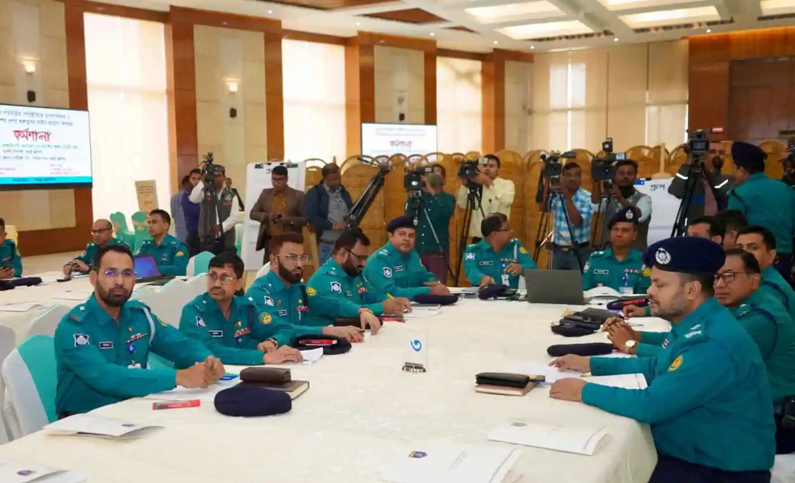 বাংলাদেশ পুলিশ কর্মকর্তাদের বৈঠক, নিরাপত্তা ও আইন শৃঙ্খলা আলোচনা. Channel i News - চ্যানেল আই নিউজ