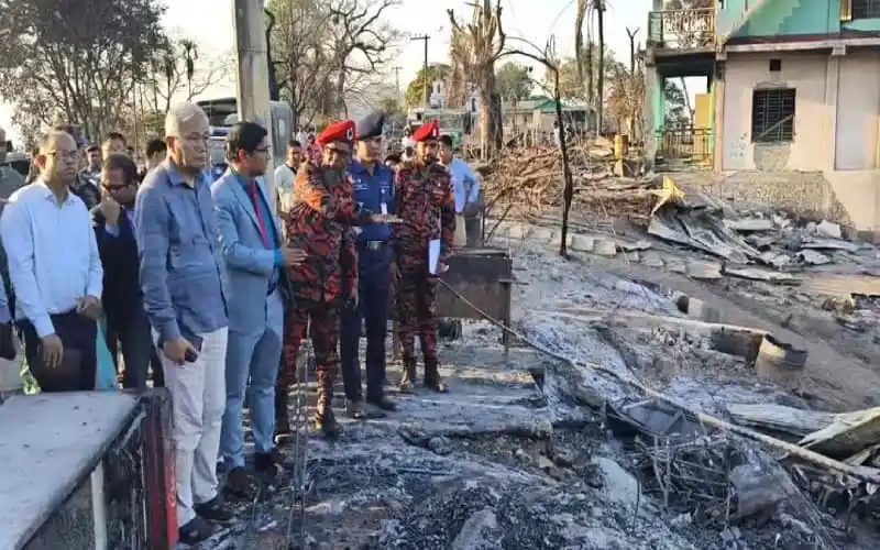 সরকারি প্রতিনিধিরা সাজেকে অগ্নিকাণ্ডের ক্ষতিগ্রস্তদের দেখতে যান।. Channel i News - চ্যানেল আই নিউজ