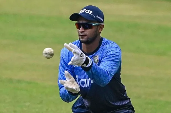 সাকিব আল হাসান ক্রিকেটে ফিল্ডিং করছেন, ব্যাটিং বা বল ছোঁয়ার প্রস্তুতি নিচ্ছেন।. Channel i News - চ্যানেল আই নিউজ