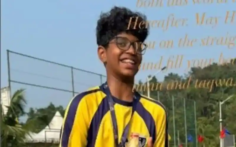 একজন স্কুল ছাত্র হাসিমুখে খেলাধুলা মাঠে দাঁড়িয়ে. Channel i News - চ্যানেল আই নিউজ