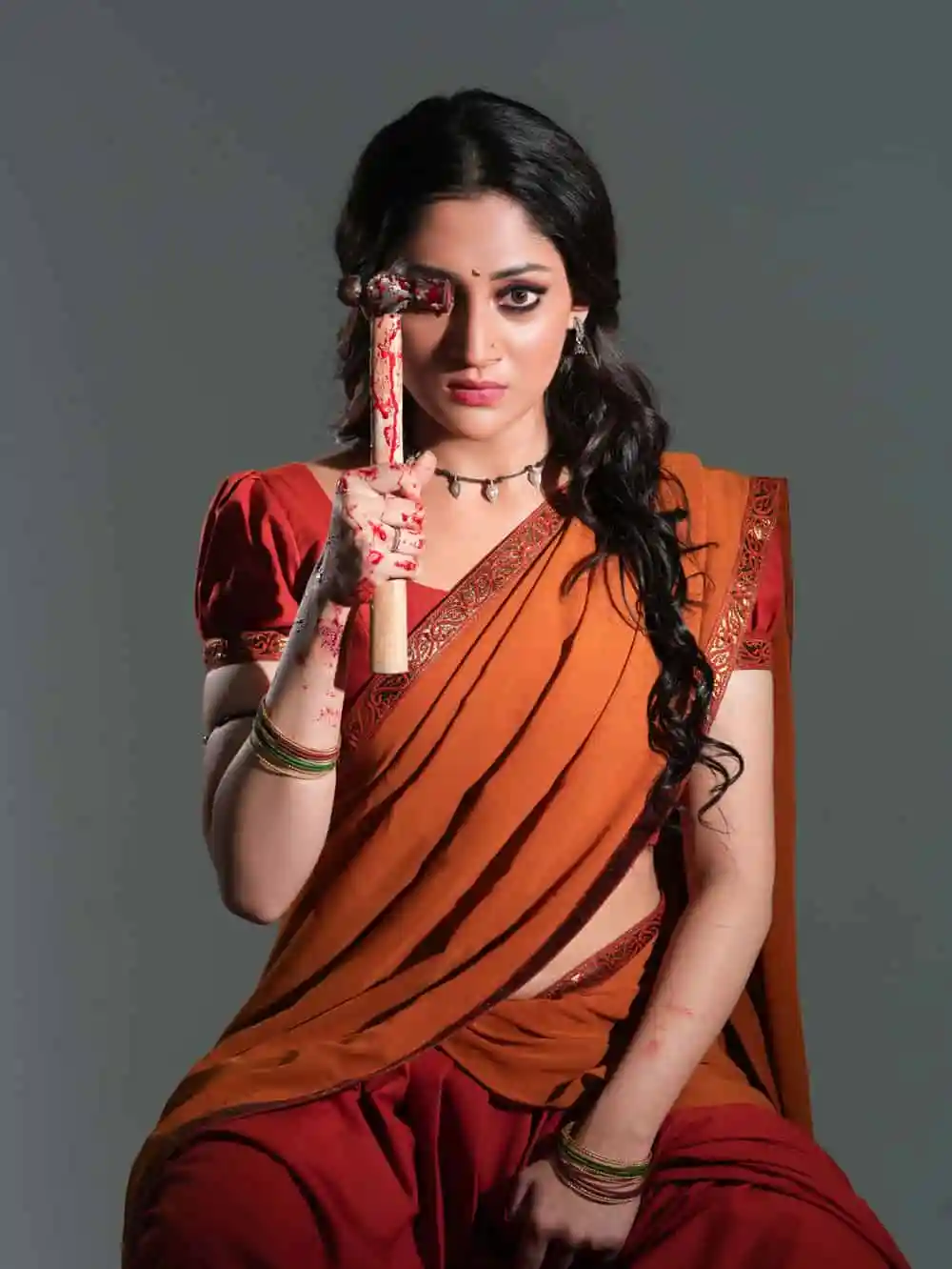 অভিনেত্রী পূজা লুকের ছবি, তিনি সোনালী পোশাক পরেছেন ও হাতে তীর ধরা. Channel i News - চ্যানেল আই নিউজ